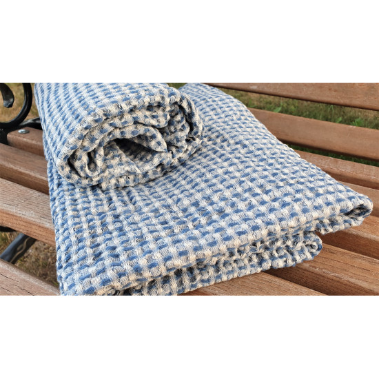 Half-linen bath towel with blue and white squares